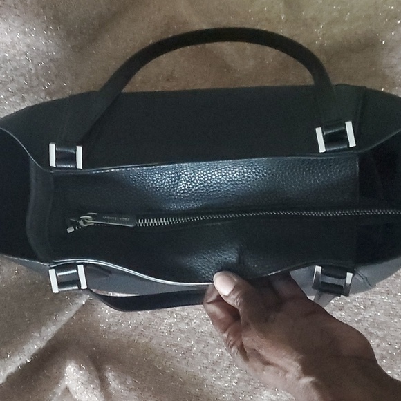 Michael Kors Tote 🤑 - Picture 4 of 6